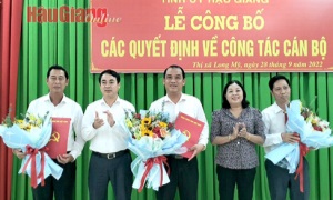 Hậu Giang: Công bố các quyết định công tác cán bộ